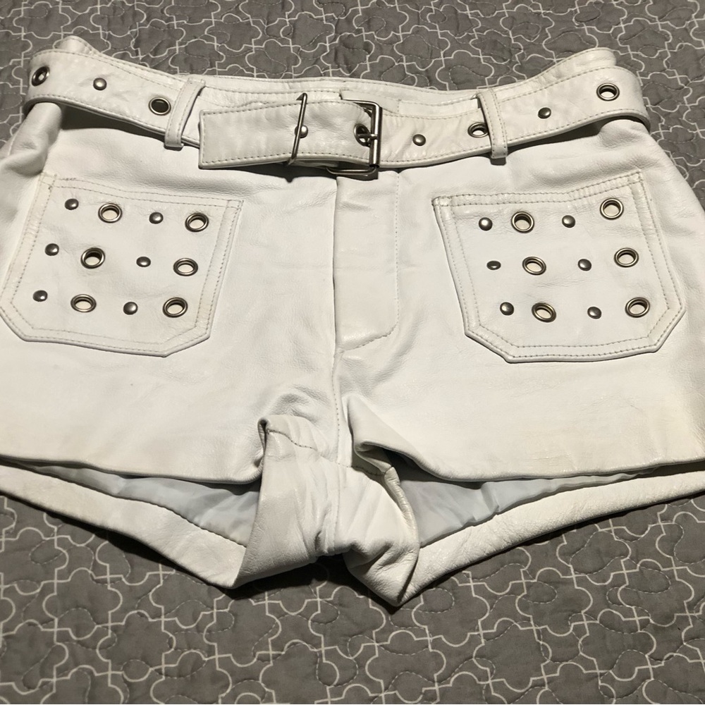 WHITE LEATHER SHORTS